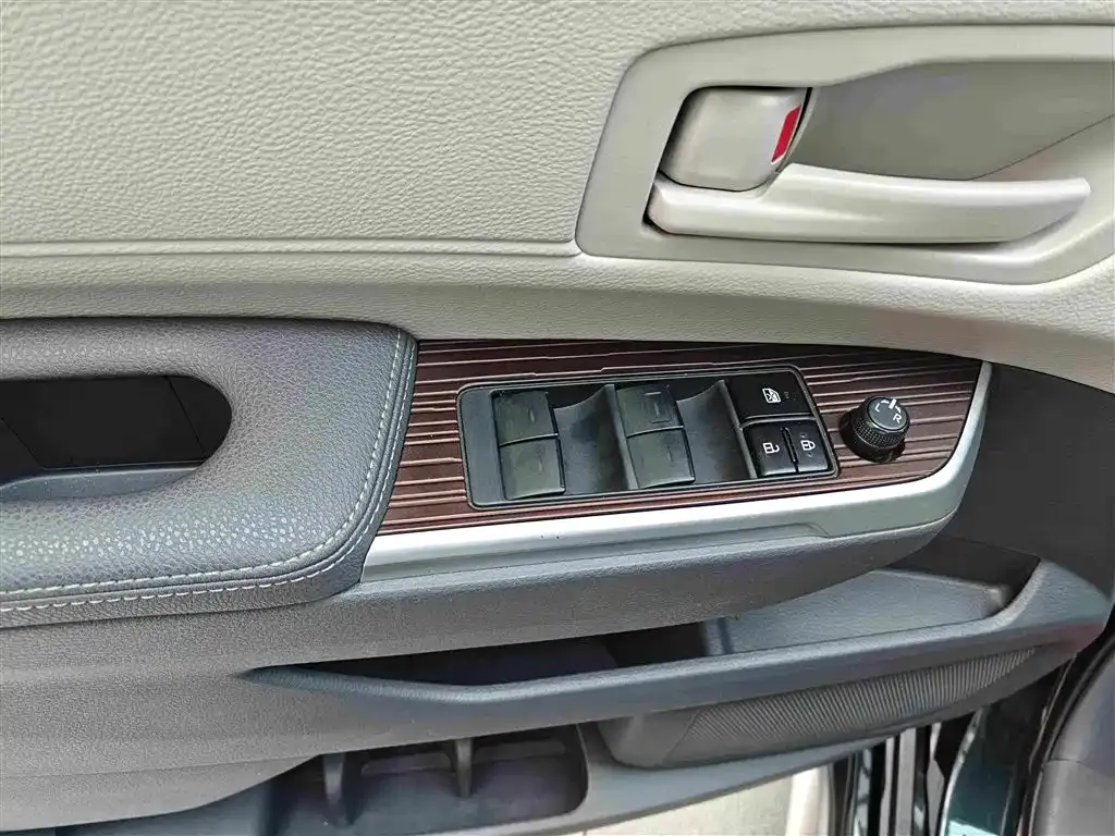 Toyota Granvia — фото 4