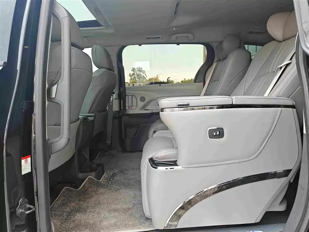 Toyota Granvia — фото 2
