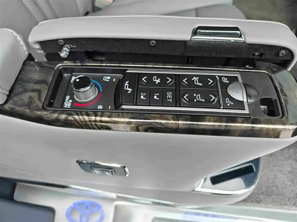 Toyota Granvia — фото 6
