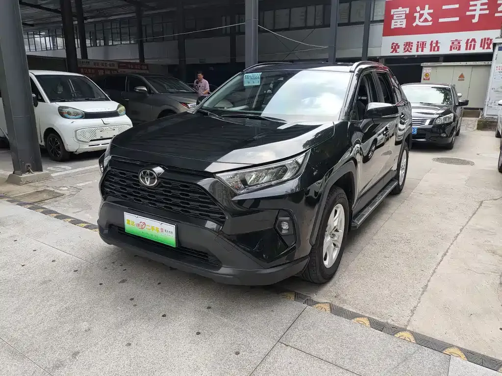 Toyota RAV4 — фото 1