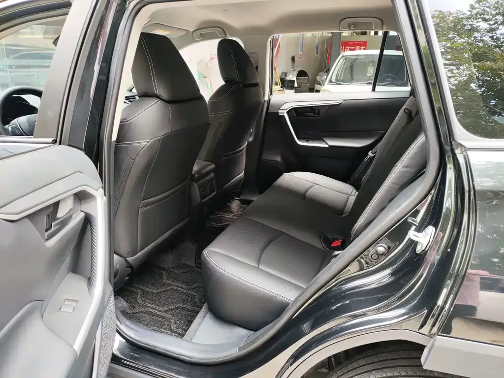 Toyota RAV4 — фото 4