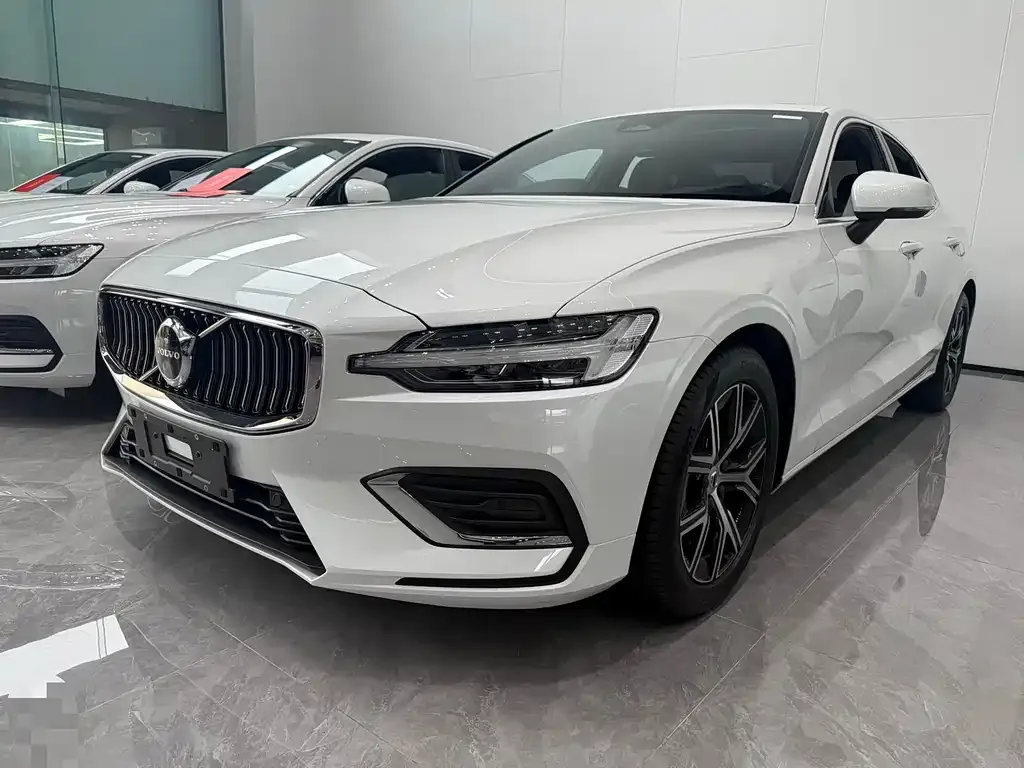 Volvo S60 — фото 1