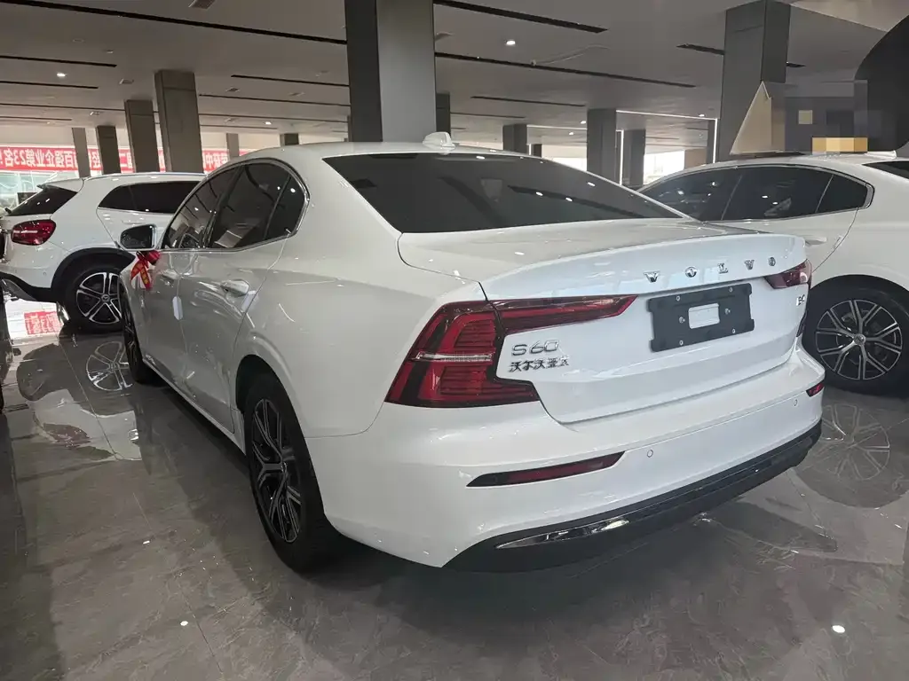 Volvo S60 — фото 10