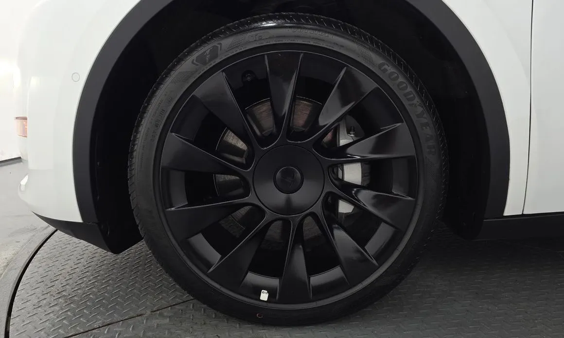 Tesla Model Y — фото 10