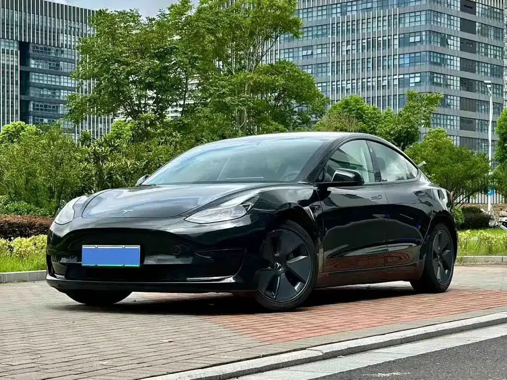 Tesla Model 3 — фото 1