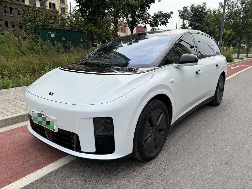 Li Auto i8 — фото 1