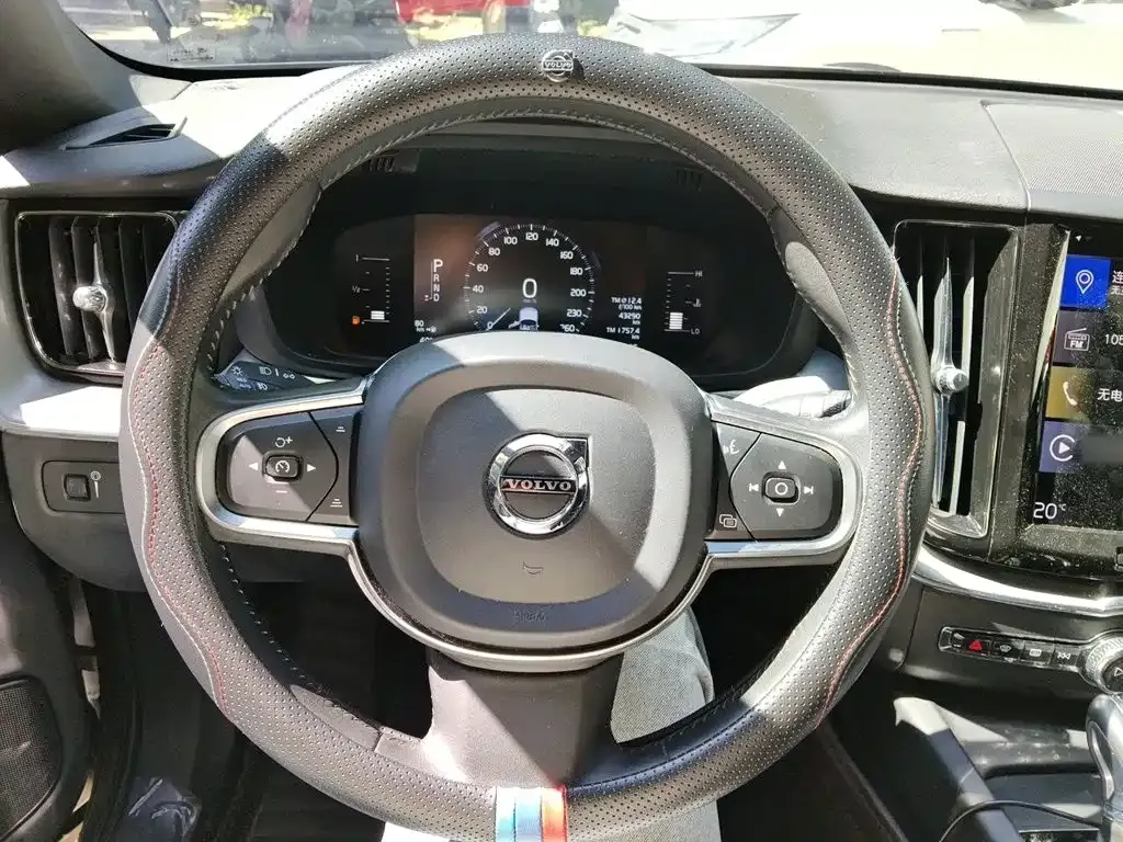 Volvo XC60 — фото 10
