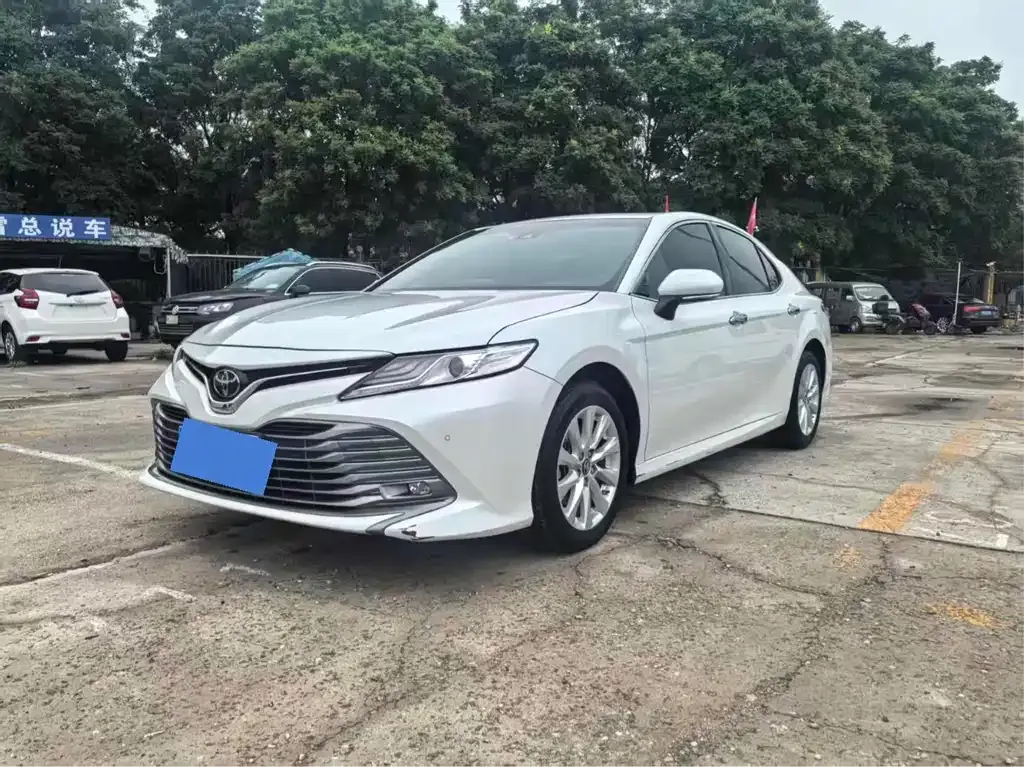 Toyota Camry — фото 1