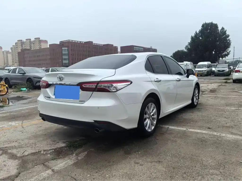 Toyota Camry — фото 6