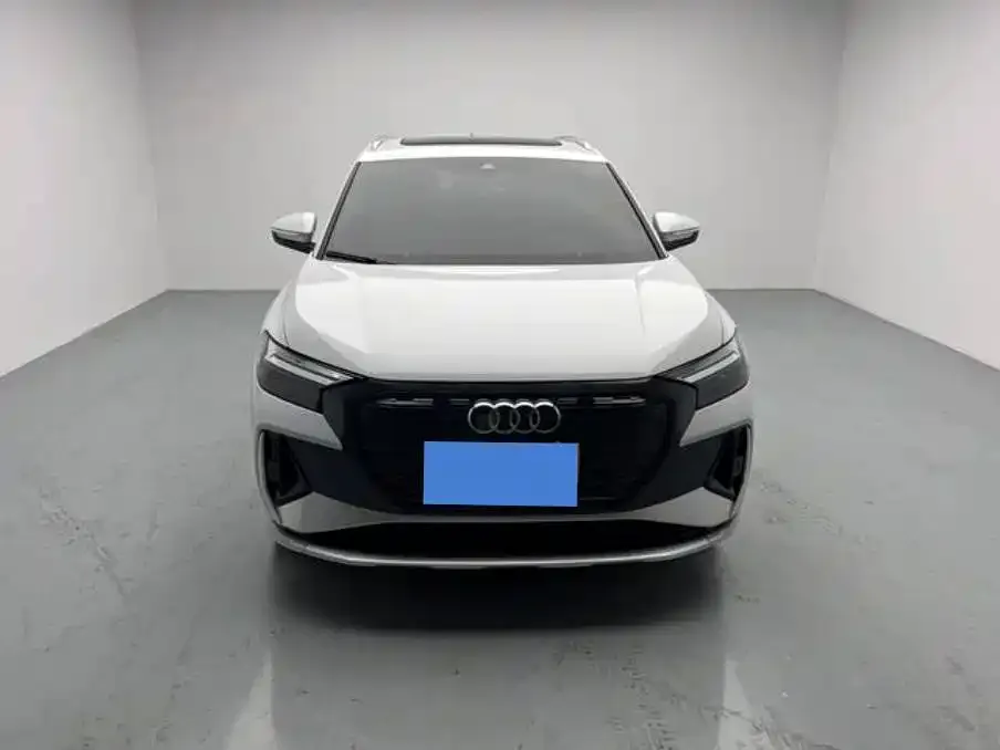 Audi Q4 e-tron — фото 1