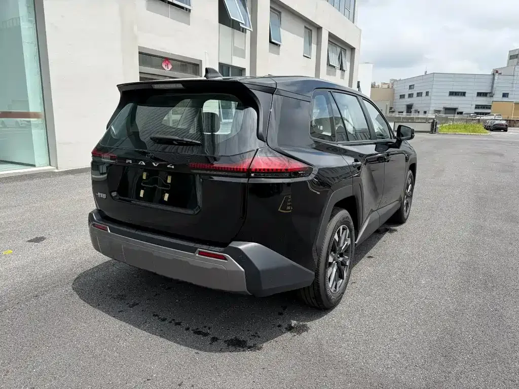 Toyota RAV4 — фото 7