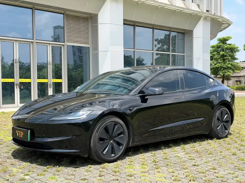 Tesla Model 3 — фото 1