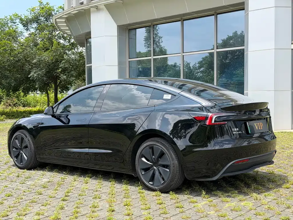 Tesla Model 3 — фото 9