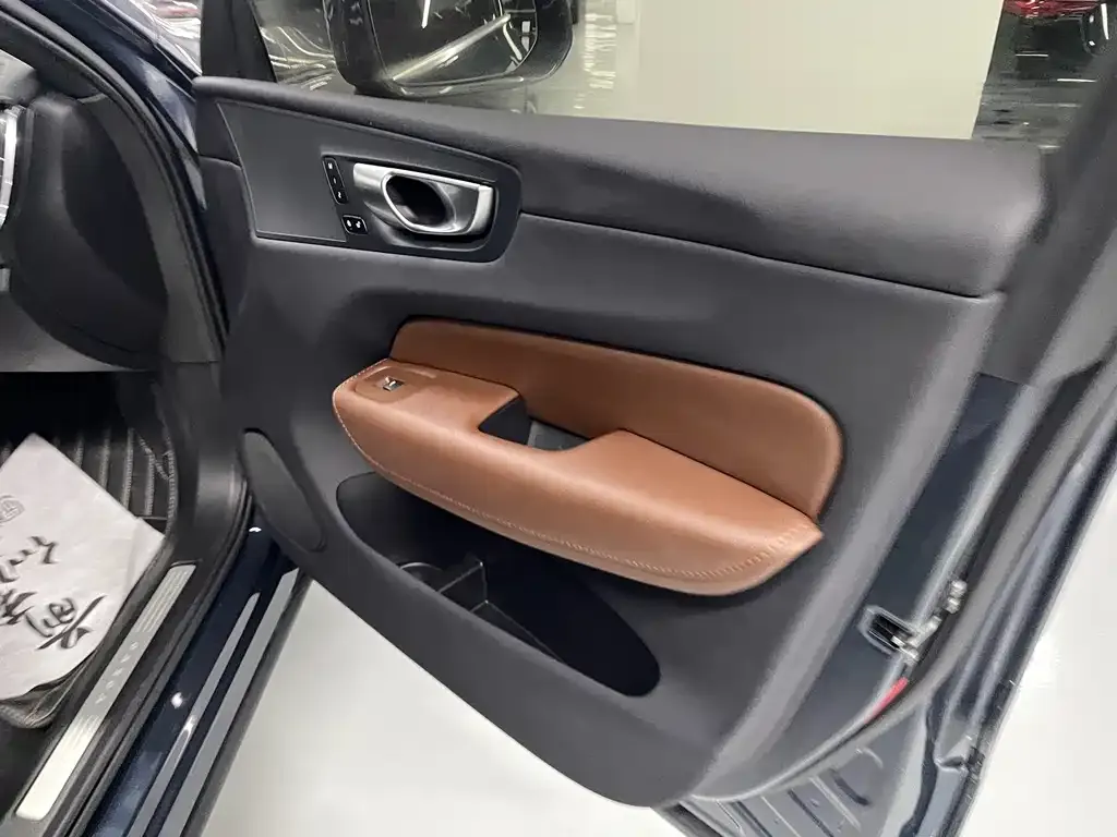Volvo XC60 — фото 10