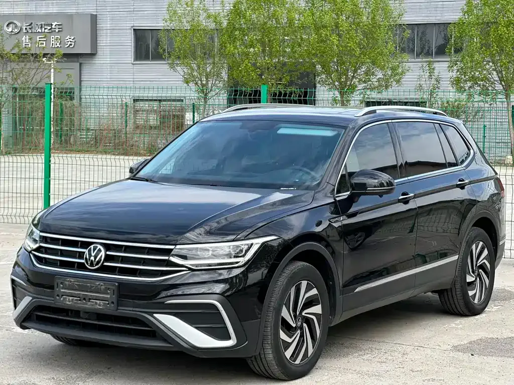Volkswagen Tiguan L — фото 1