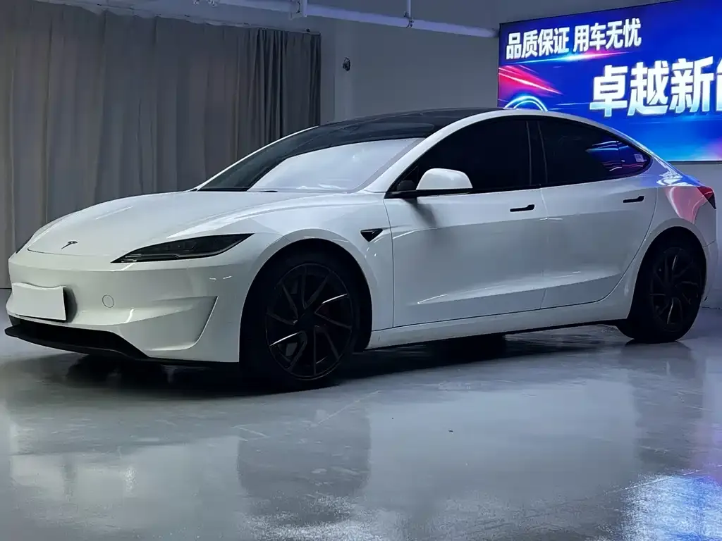 Tesla Model 3 — фото 1