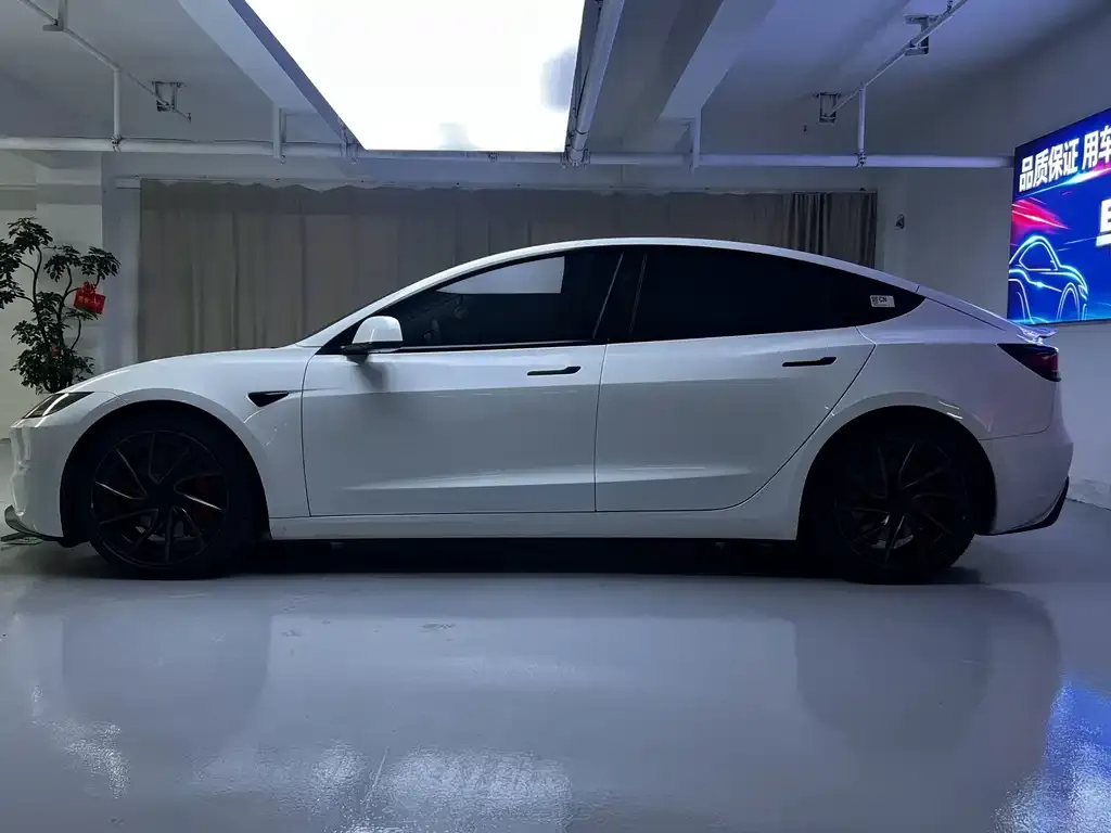 Tesla Model 3 — фото 4