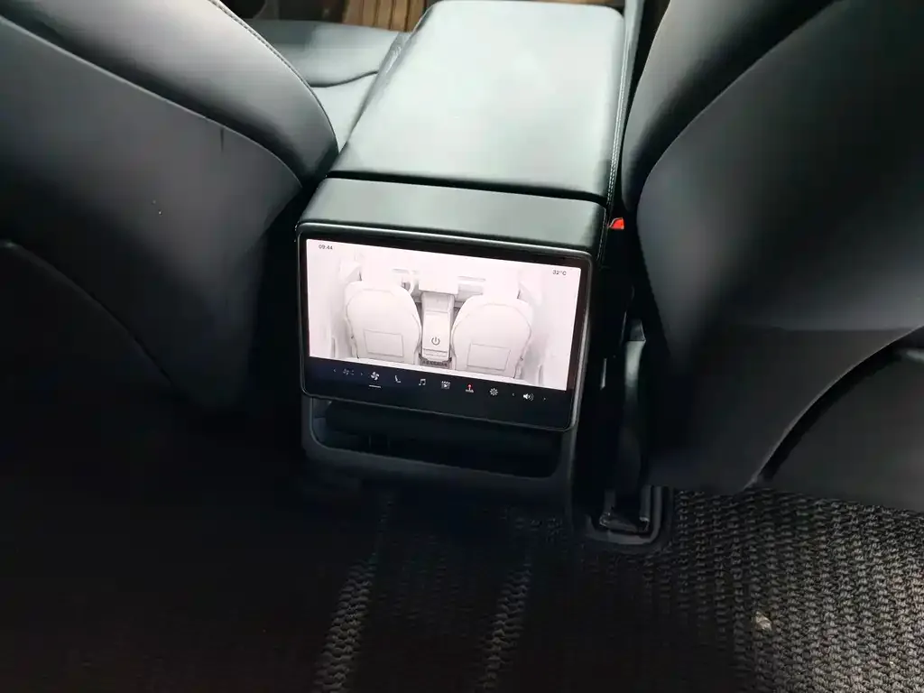 Tesla Model 3 — фото 9