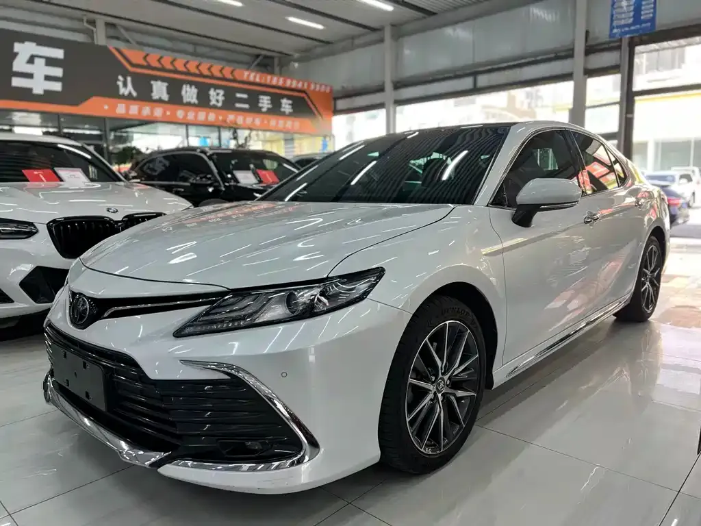 Toyota Camry — фото 1