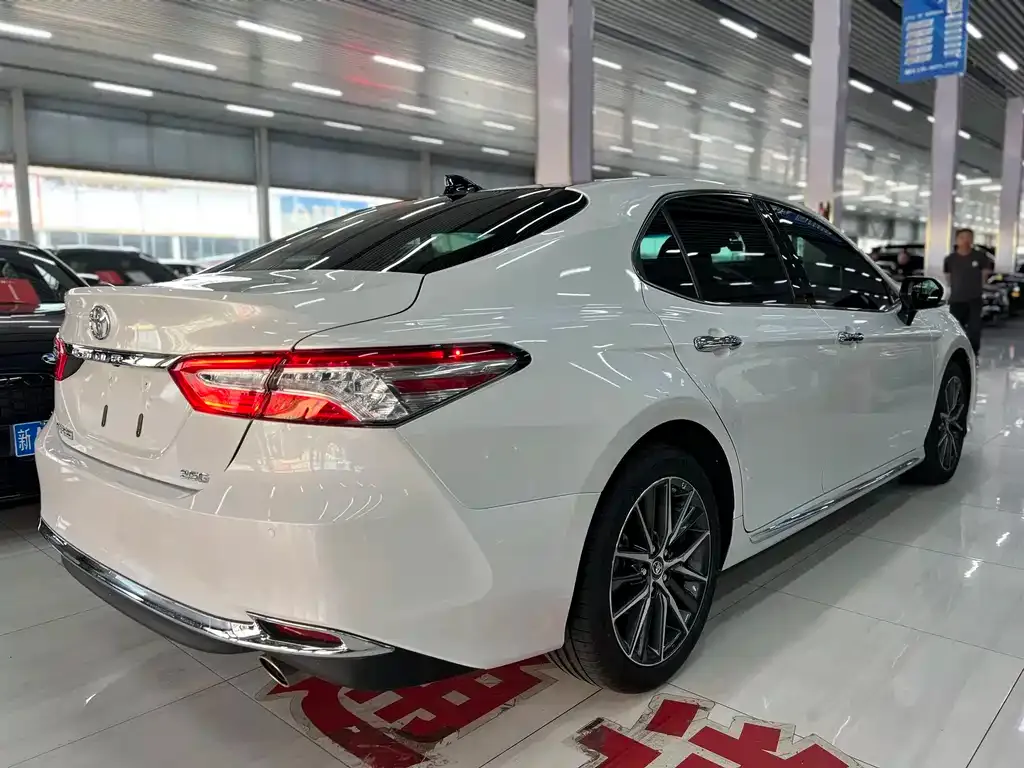 Toyota Camry — фото 9