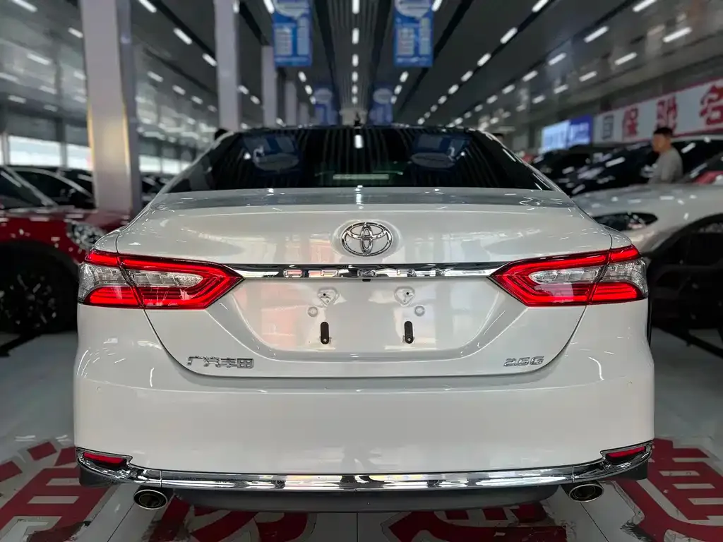 Toyota Camry — фото 5