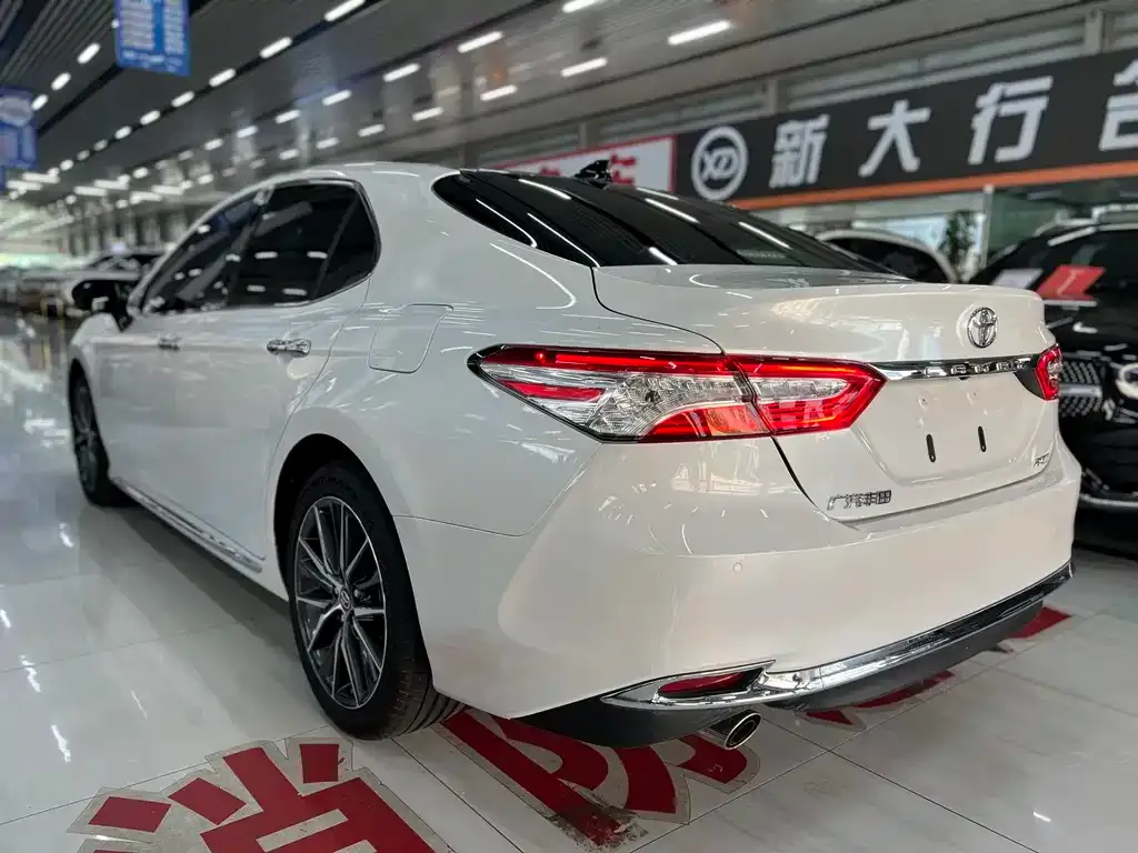Toyota Camry — фото 8