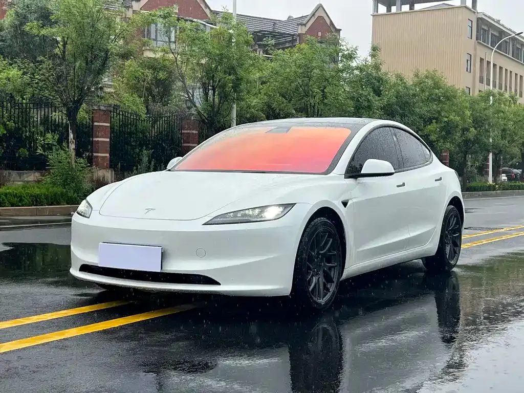 Tesla Model 3 — фото 1