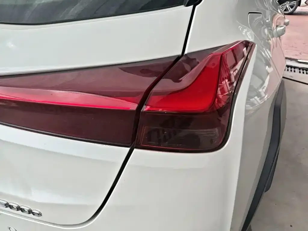Lexus UX New Energy — фото 2