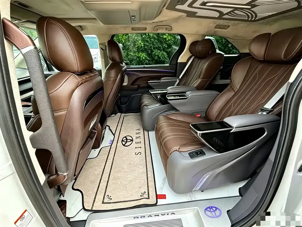 Toyota Granvia — фото 2