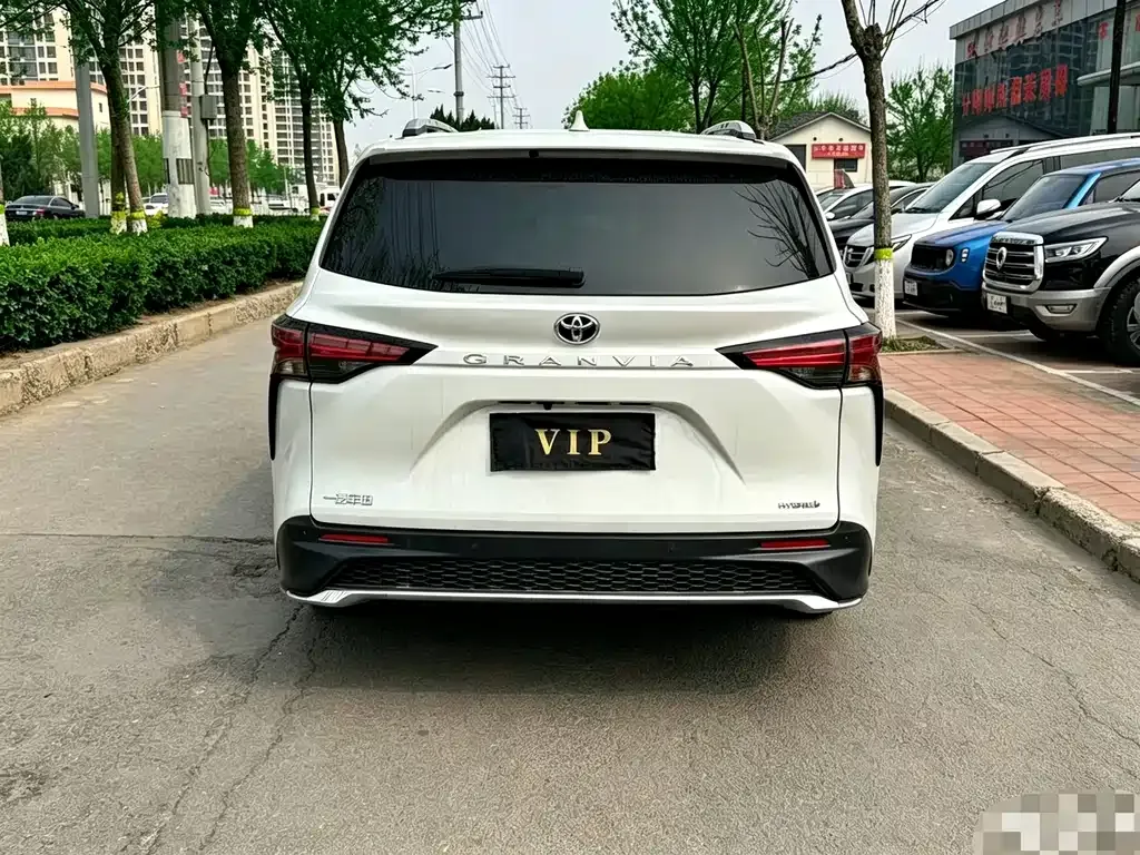 Toyota Granvia — фото 3