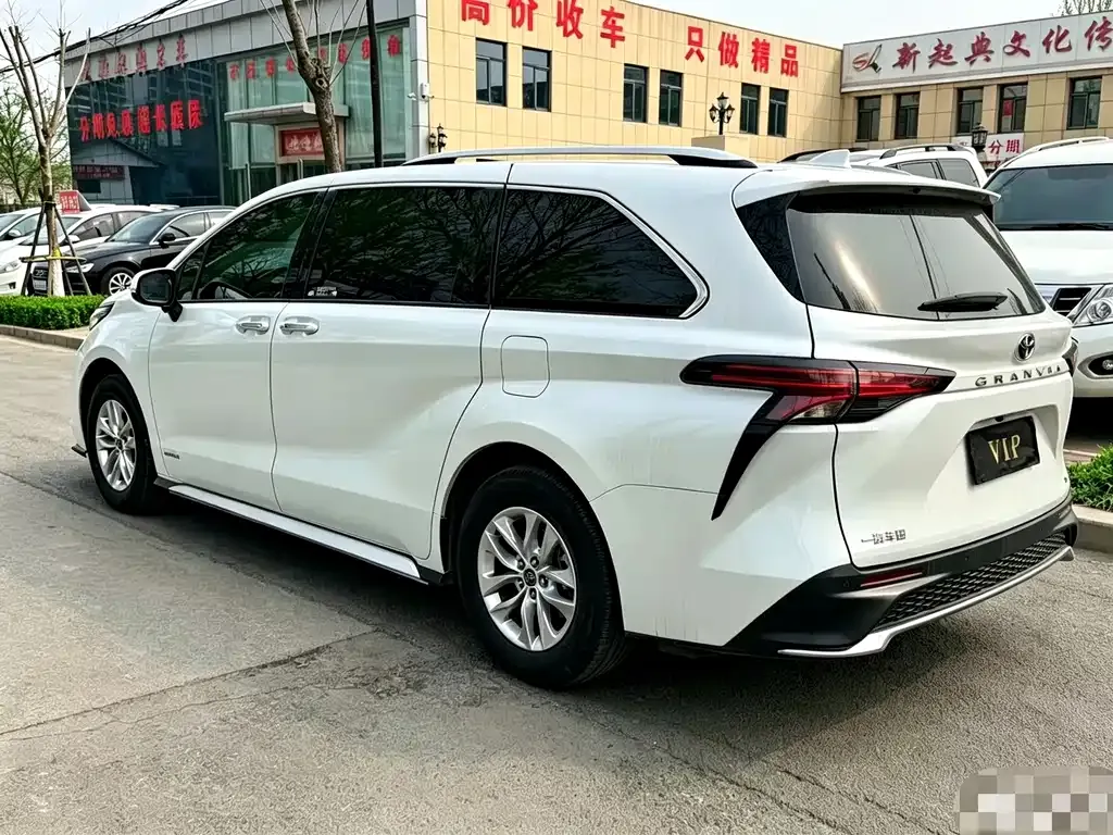 Toyota Granvia — фото 4
