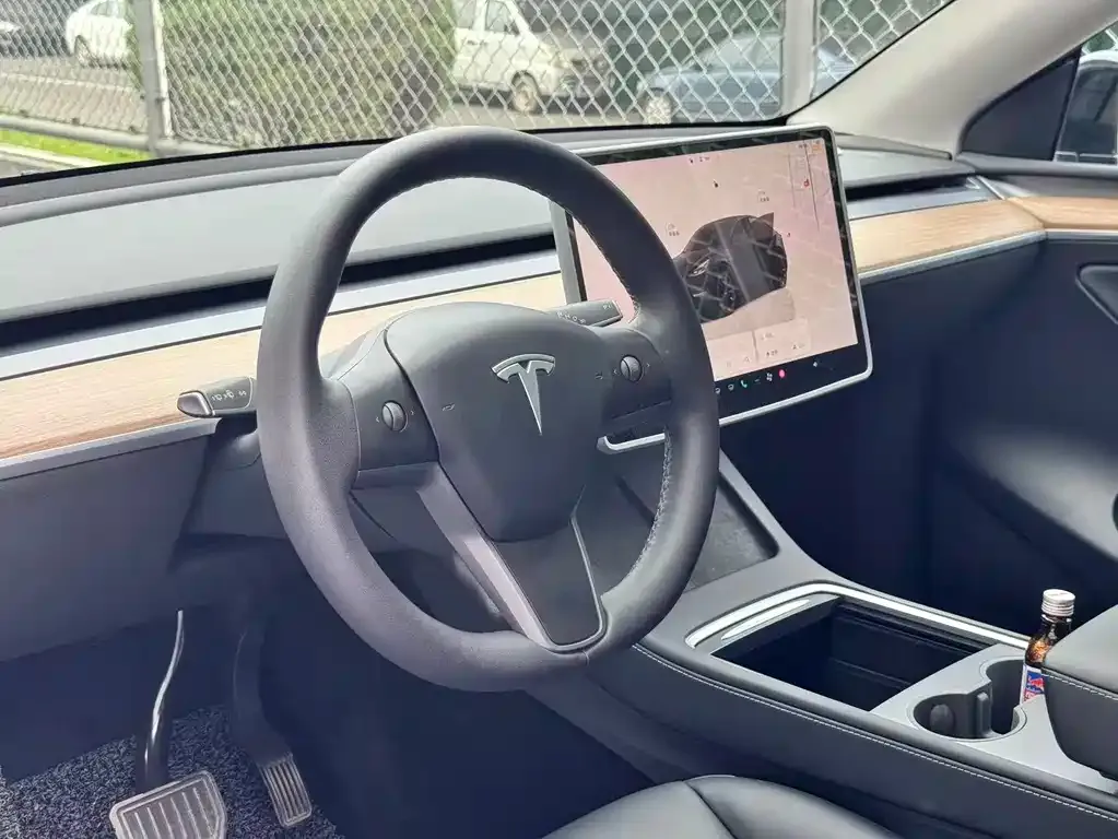 Tesla Model Y — фото 5