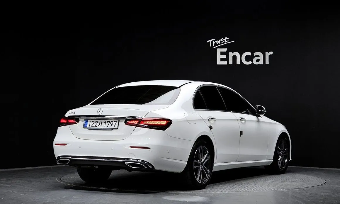 Mercedes-Benz E-Class — фото 7