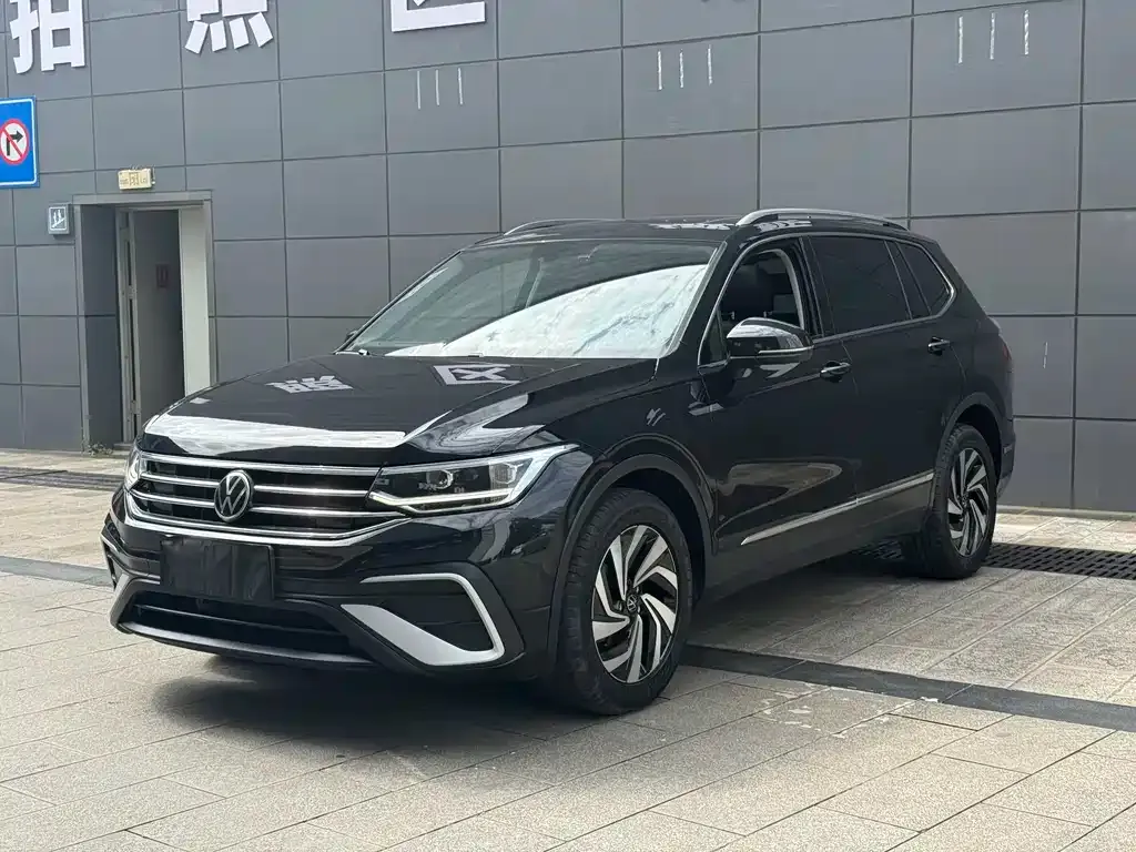 Volkswagen Tiguan L — фото 1