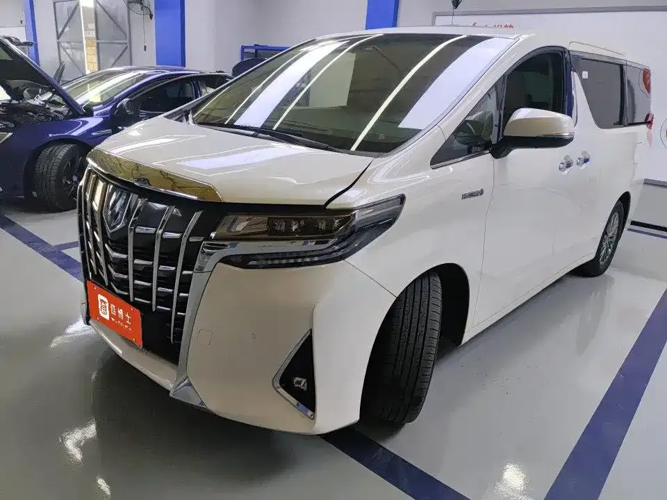Toyota Alphard — фото 1