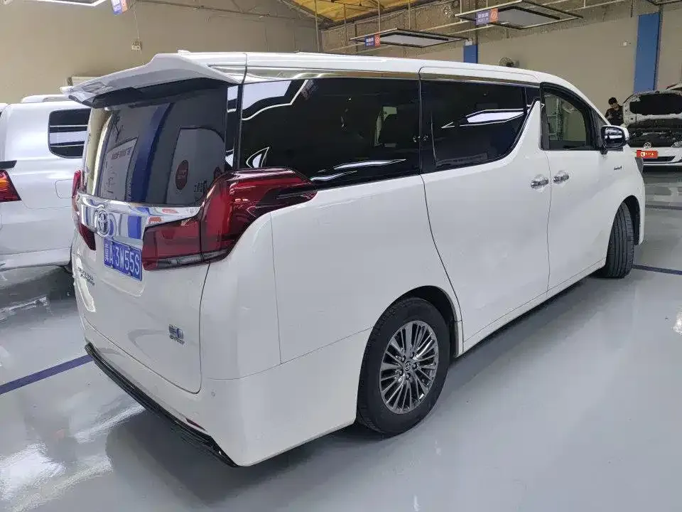 Toyota Alphard — фото 2