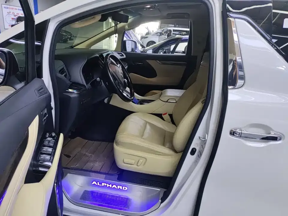 Toyota Alphard — фото 3