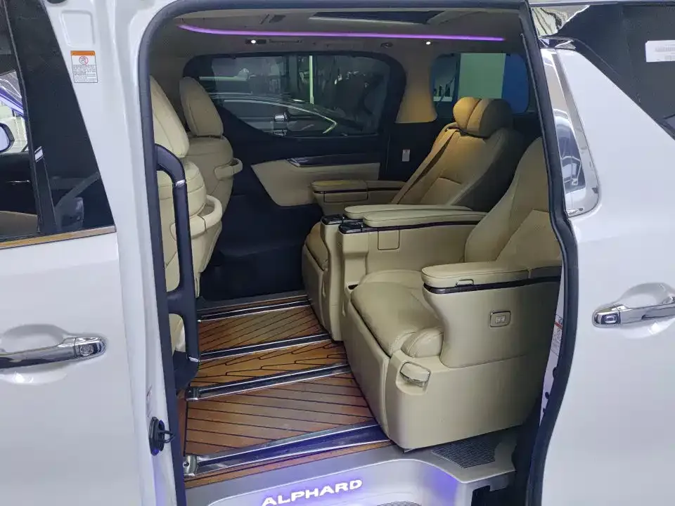 Toyota Alphard — фото 4
