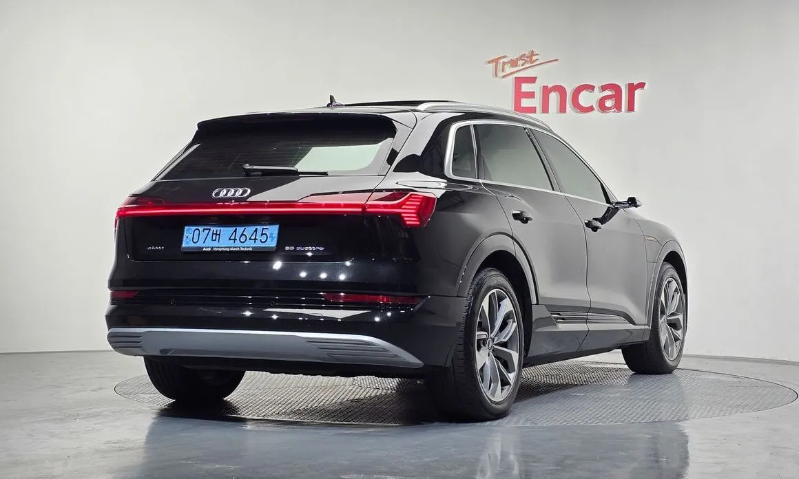 Audi e-tron — фото 4