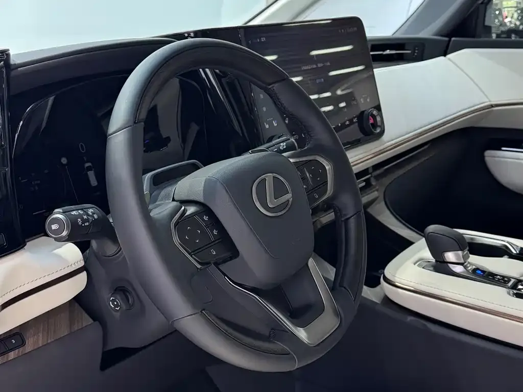 Lexus LM — фото 5