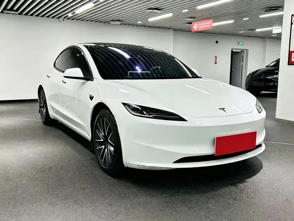Tesla Model 3 — фото 1