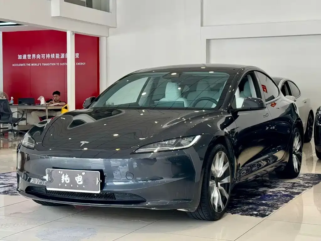 Tesla Model 3 — фото 1
