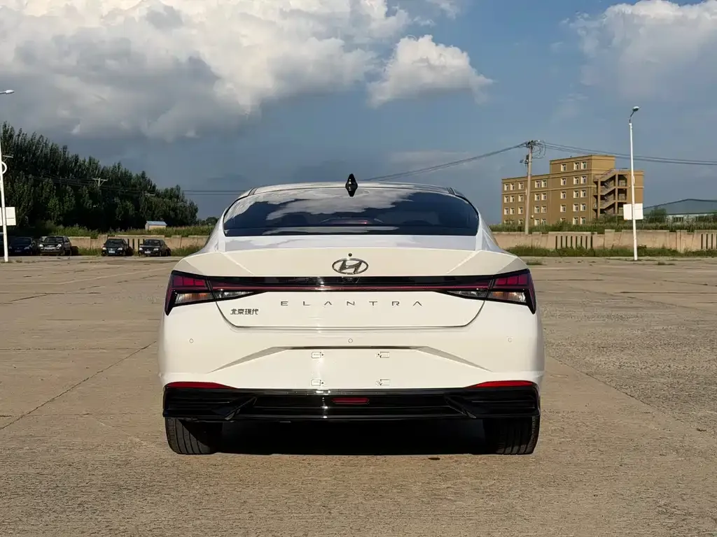 Hyundai Elantra — фото 2