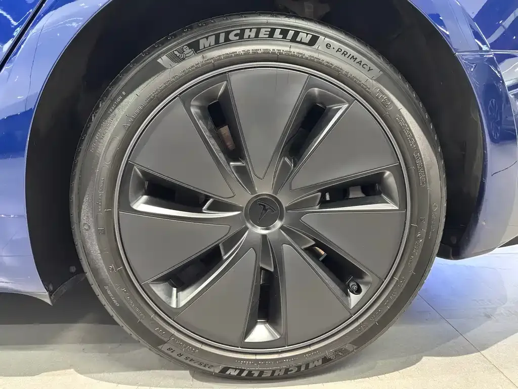 Tesla Model 3 — фото 8