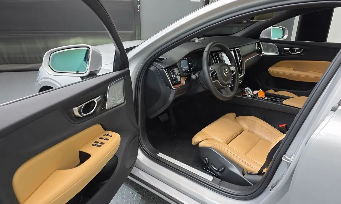 Volvo S60 — фото 10