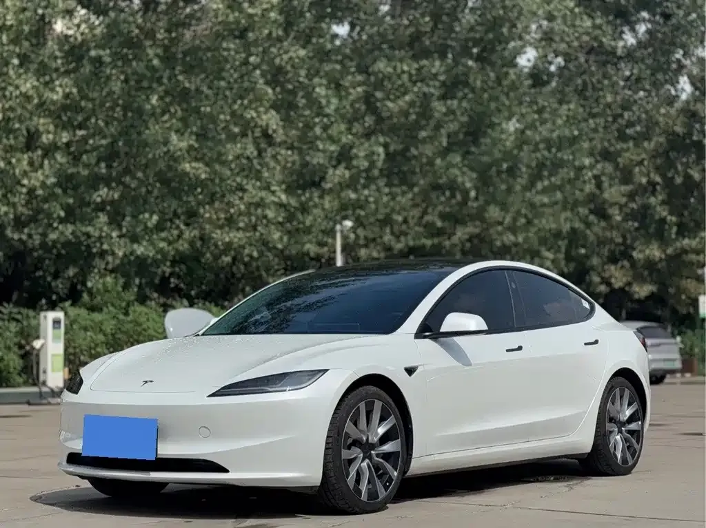 Tesla Model 3 — фото 1
