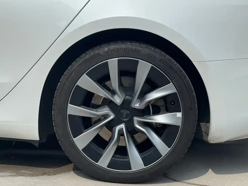 Tesla Model 3 — фото 8