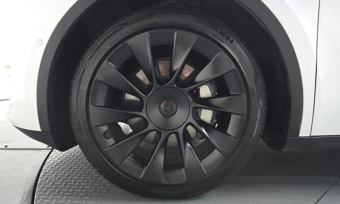 Tesla Model Y — фото 9