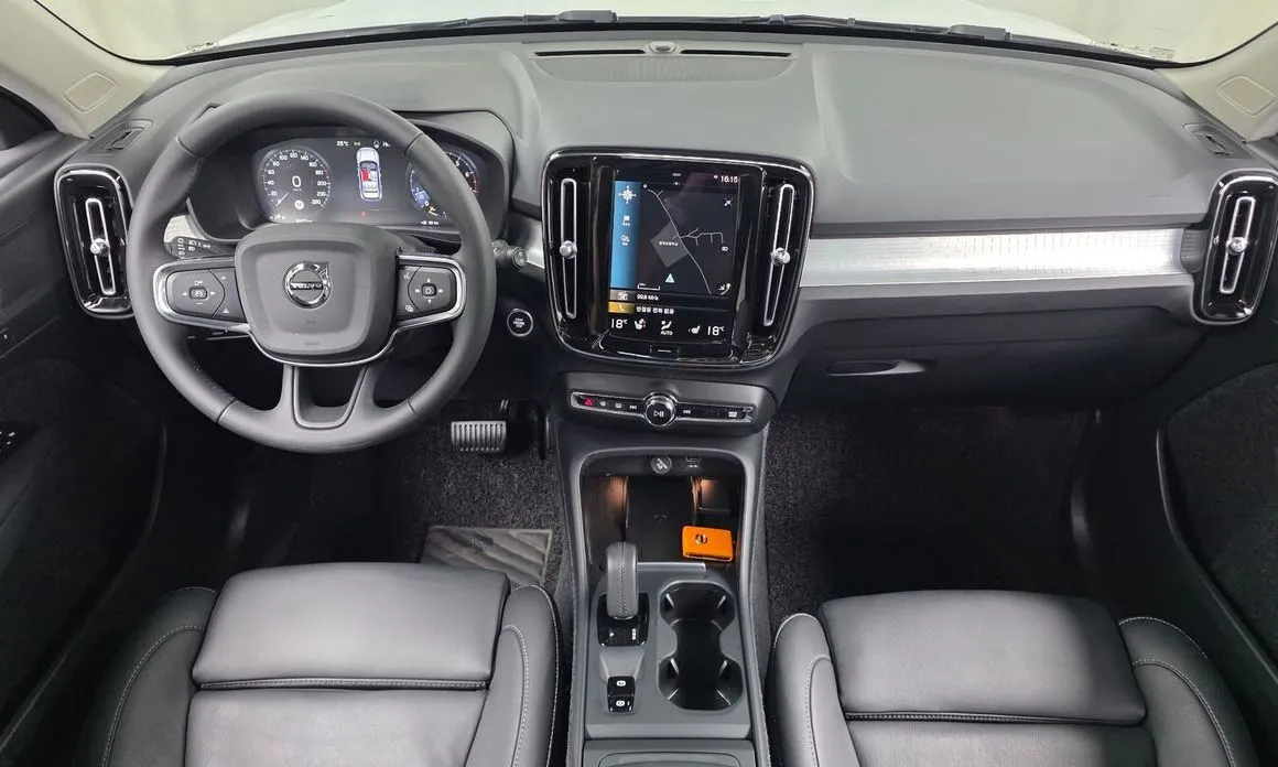 Volvo XC40 — фото 10