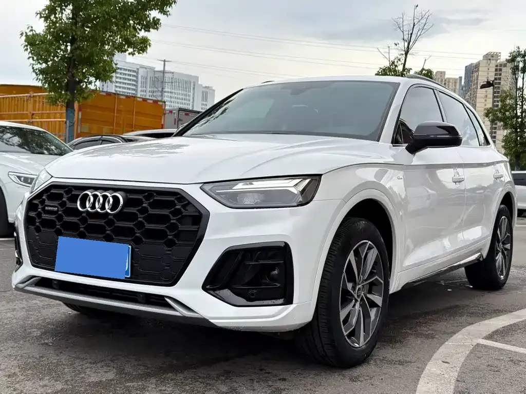 Audi Q5L — фото 1